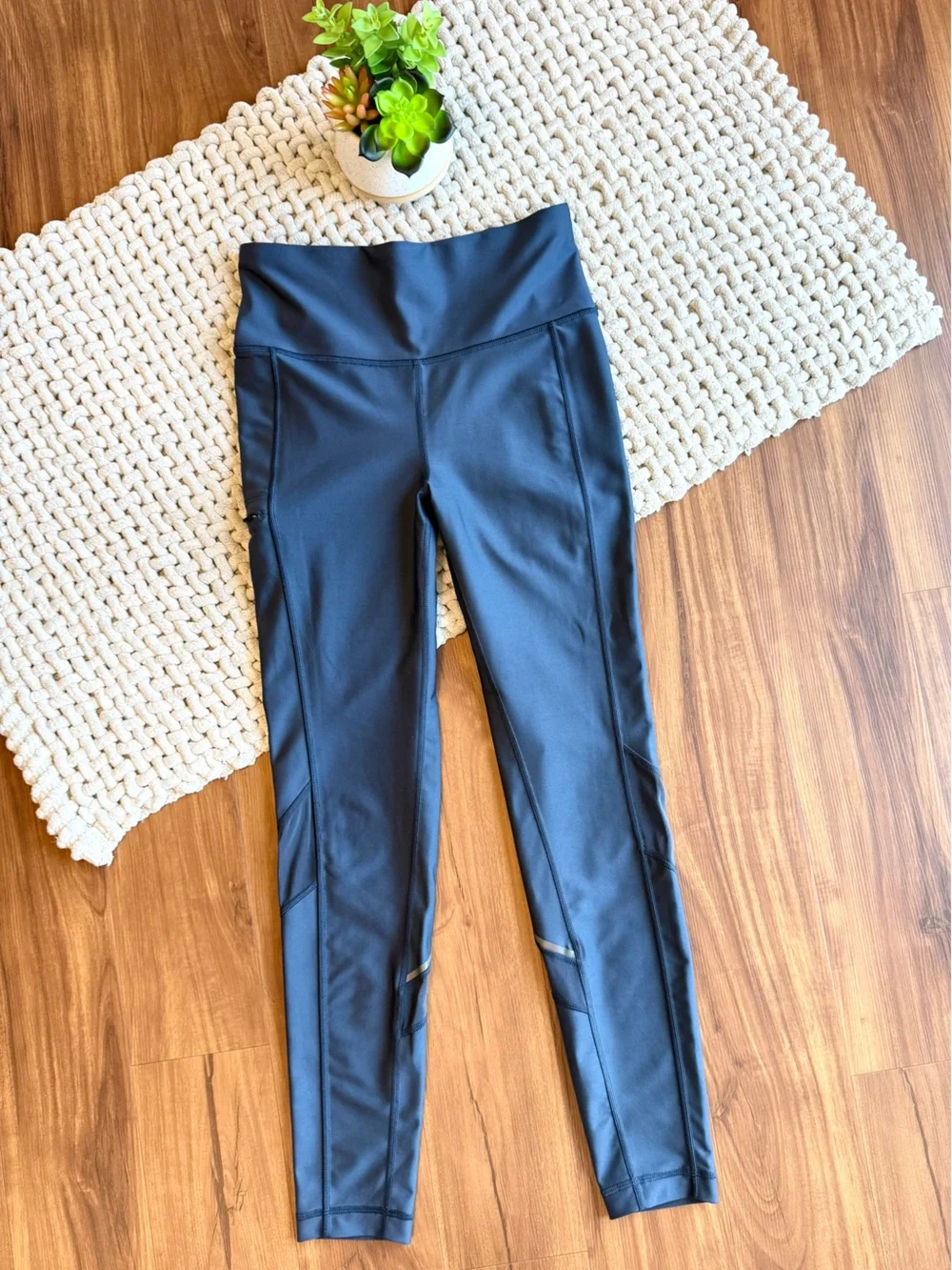 LOLë | Women’s Mesh Panel Zip Pocket Legging | Gray | Small